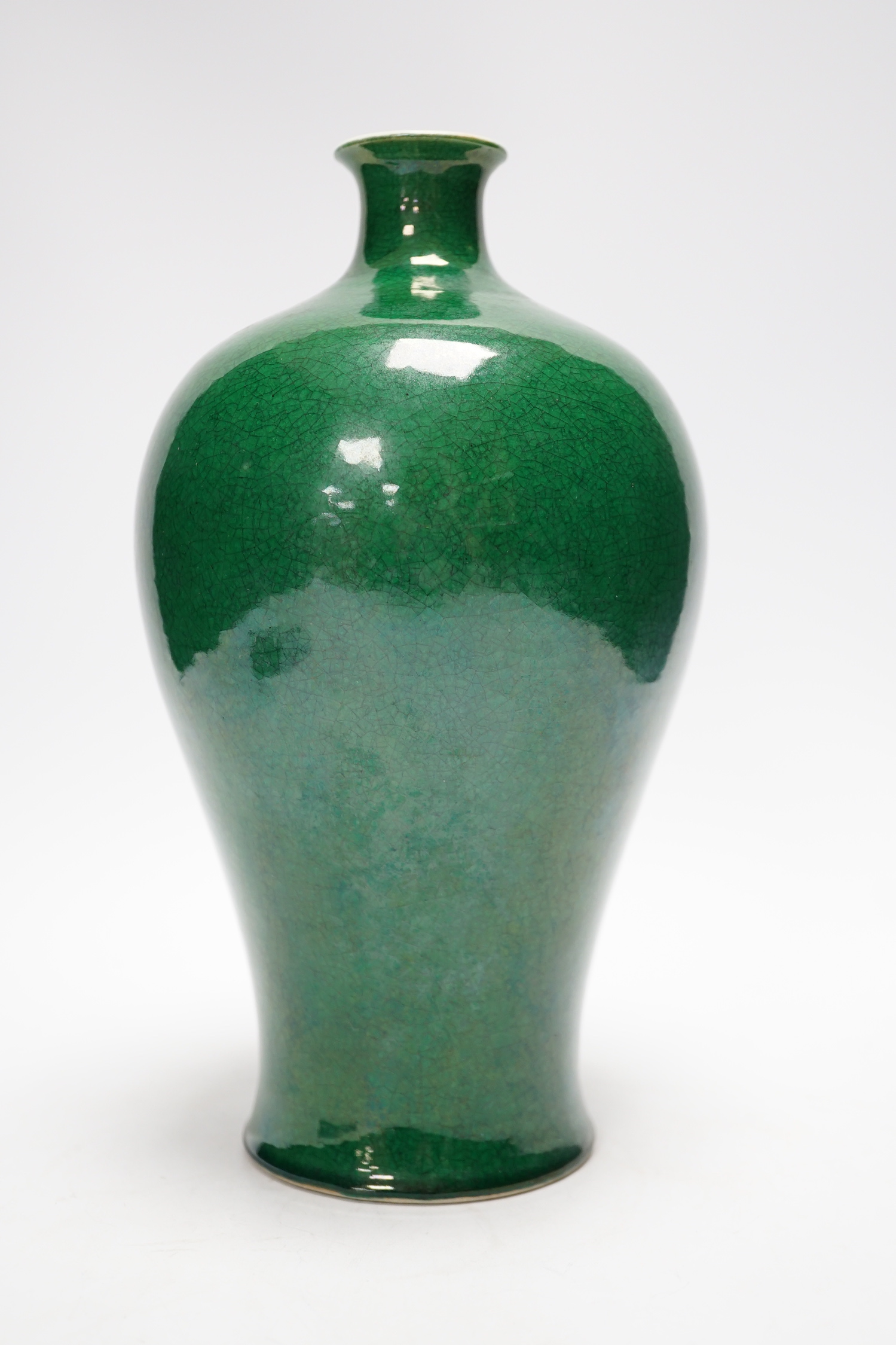 A Chinese green glaze monochrome vase, late Qing, 26cm